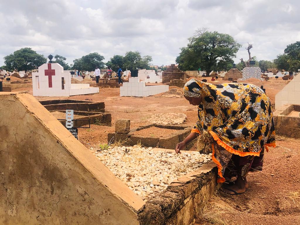 Burkina: Asseta Dondassé, vivre de l’entretien des tombes