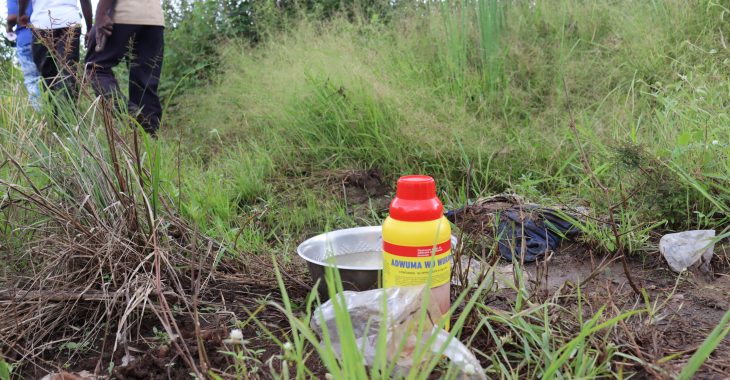 Les emballages de pesticides dans la nature, attention danger