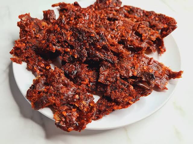 Le kilichi, de la viande séchée, puis grillée et assaisonnée avec des épices