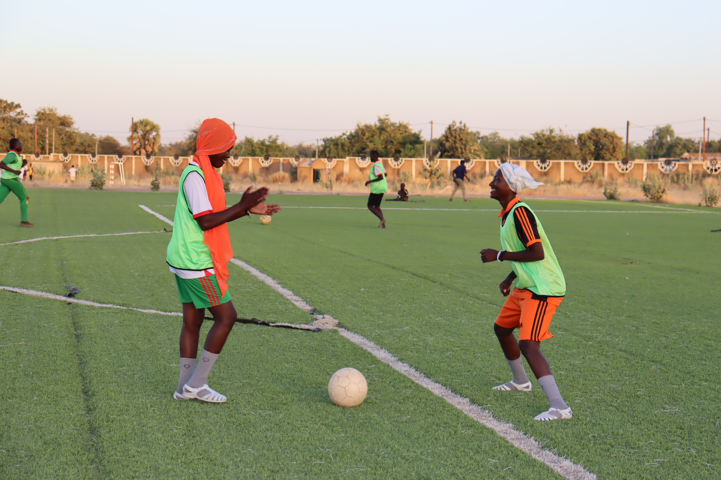 A Manga, de jeunes filles rêvent d’une carrière de footballeuse