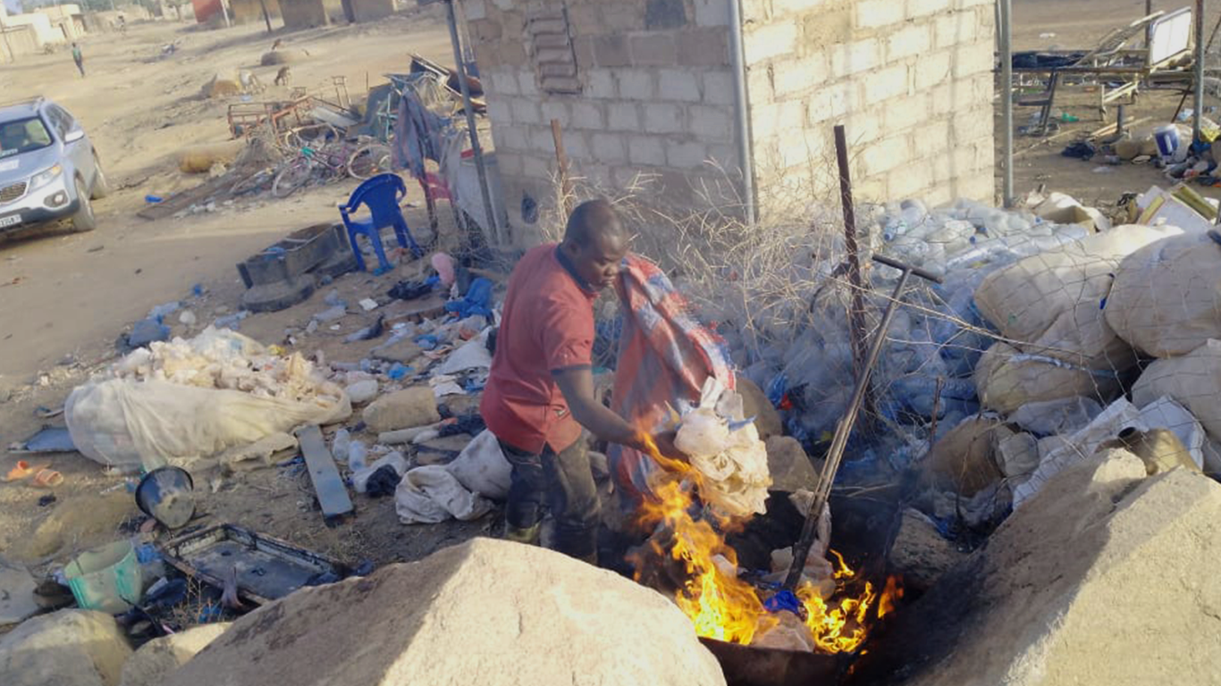 A Ziniaré, Inoussa Ouédraogo transforme les déchets plastiques en objets utilitaires