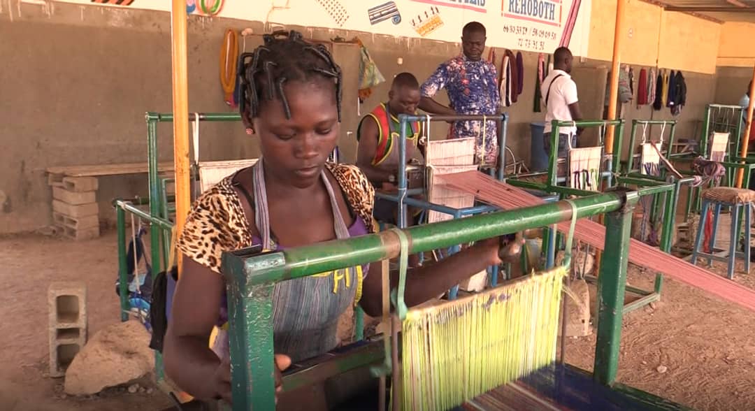 Manga: zoom sur l’unique centre de formation au métier de tissage