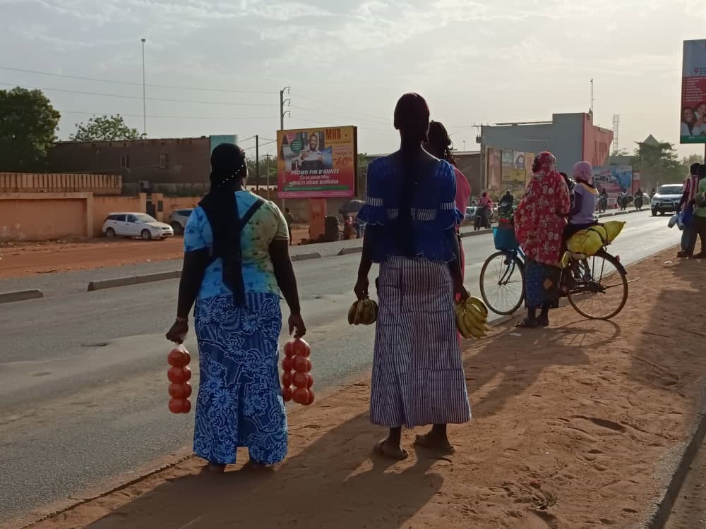 Ouagadougou: Ces vendeuses de fruits qui n’attendent que le feu soit rouge…