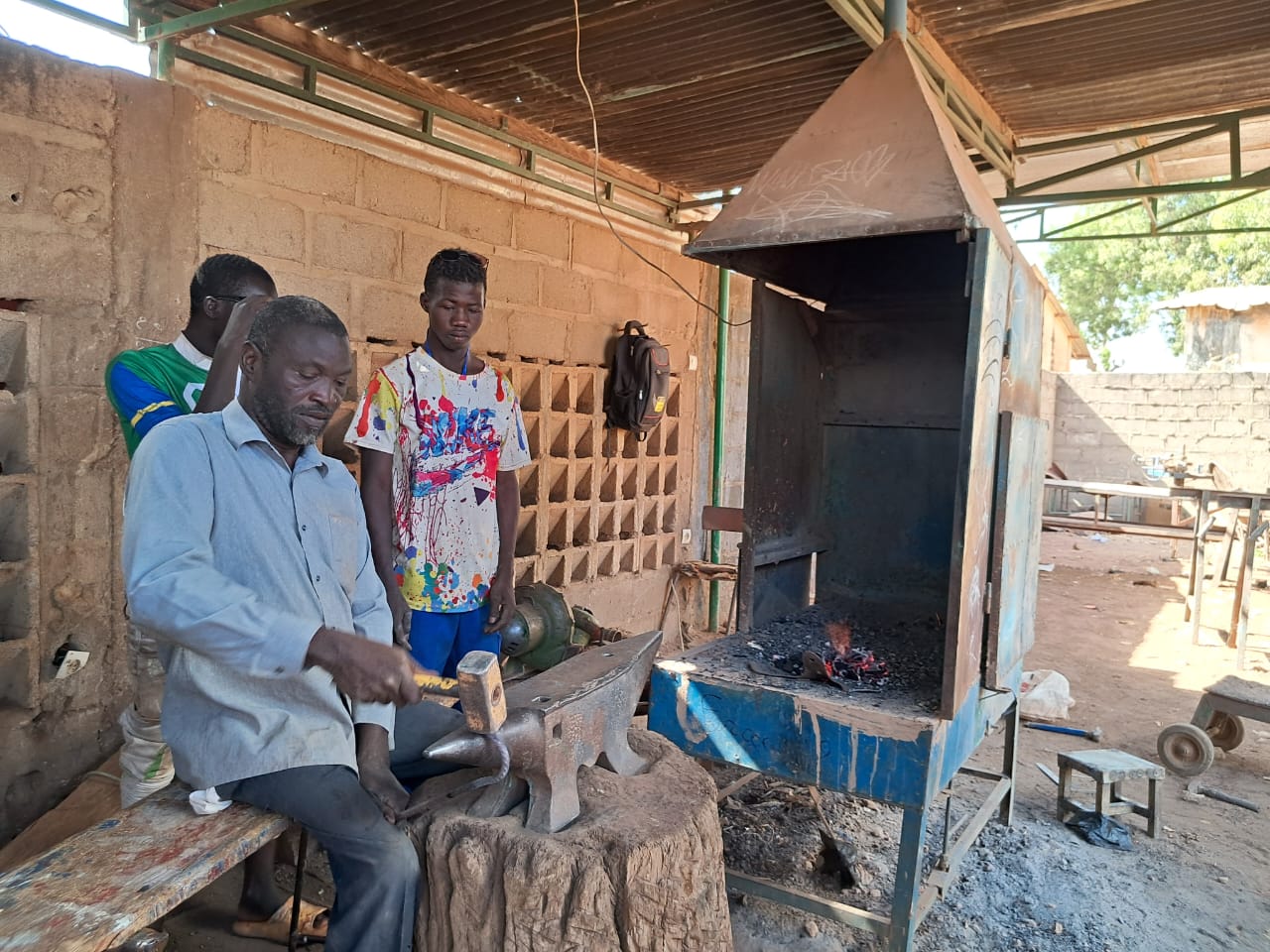 Burkina: A Fada, les coups de marteau de Gabriel Tompoudi contre le handicap