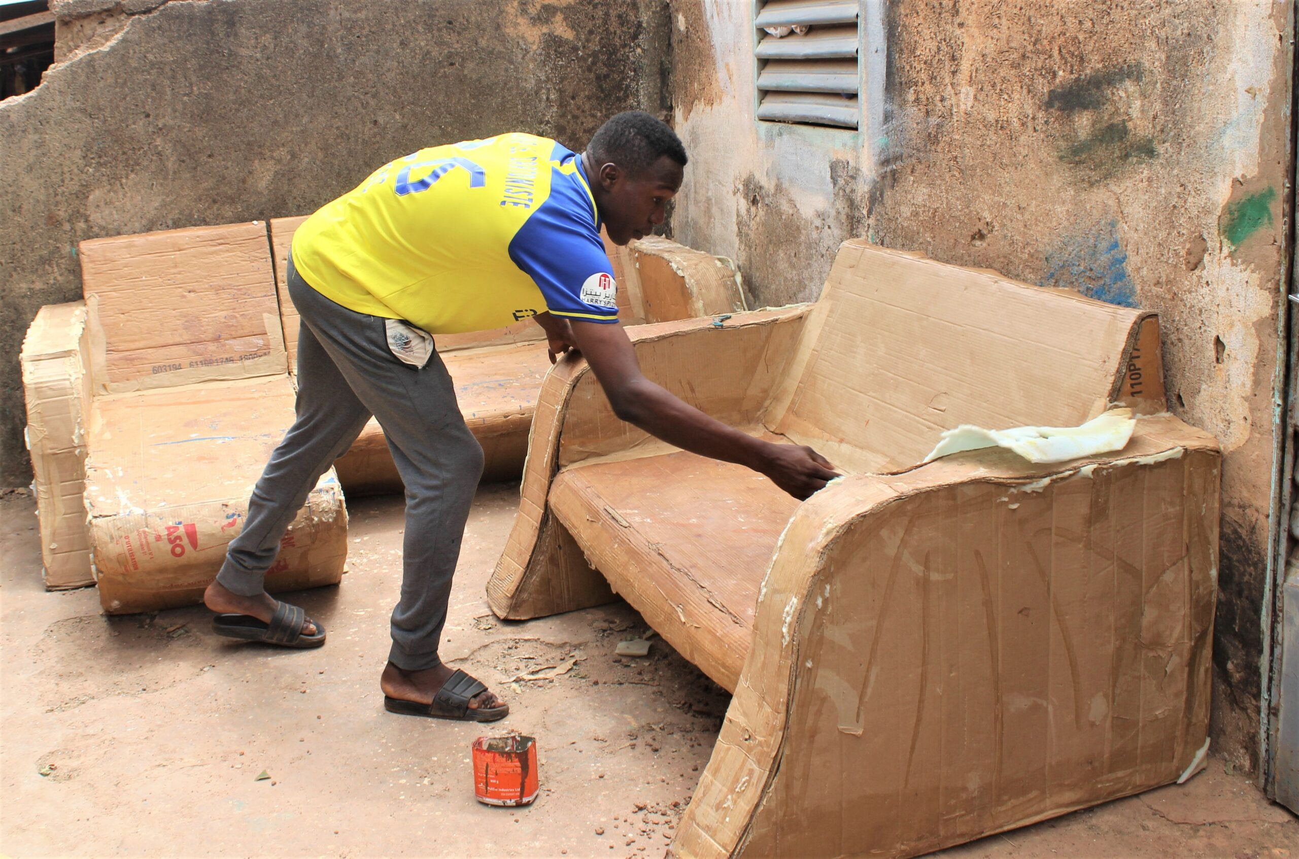 Sylvain Zongo, le jeune homme qui transforme les cartons en meubles