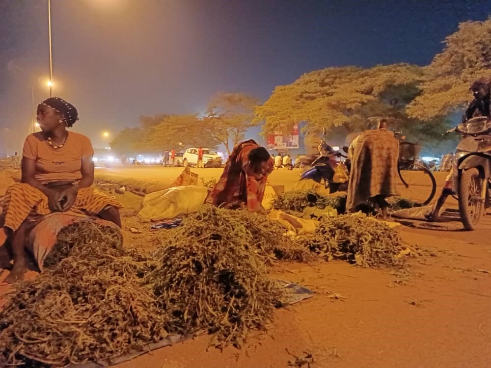 Aliment pour bétail : à Ouaga, un marché nocturne animé par des femmes