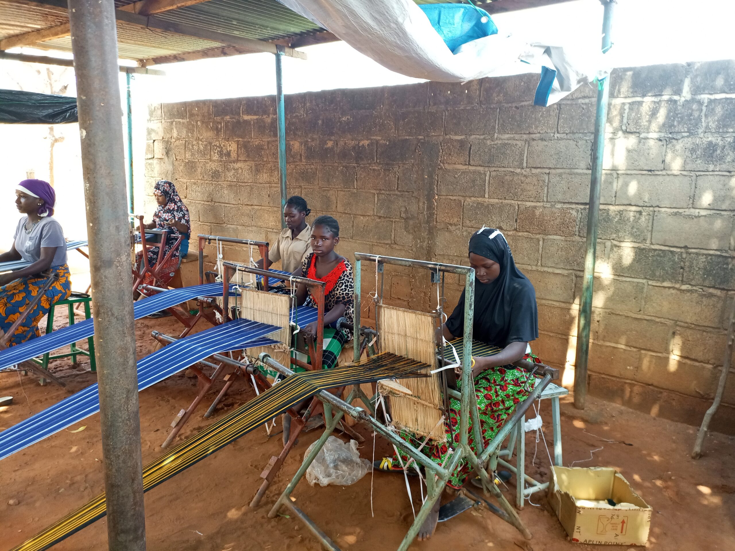 Tenkodogo: Alizèta, une handicapée trouve sa voie dans le tissage du Faso dan fani