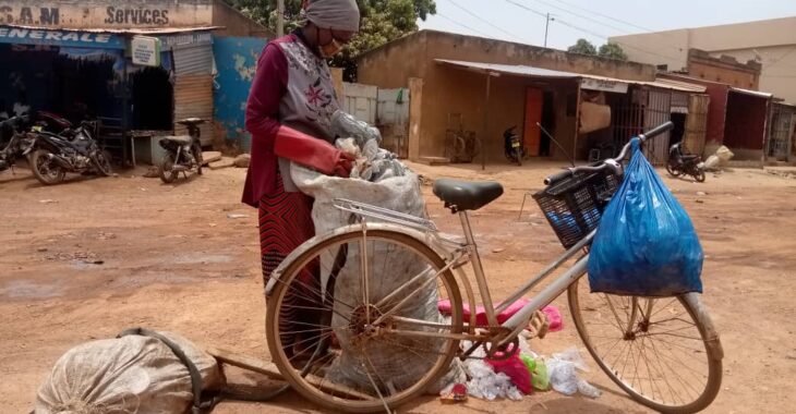 Ouagadougou: la veuve Andréa Sawadogo vit du ramassage de sachets d’eau