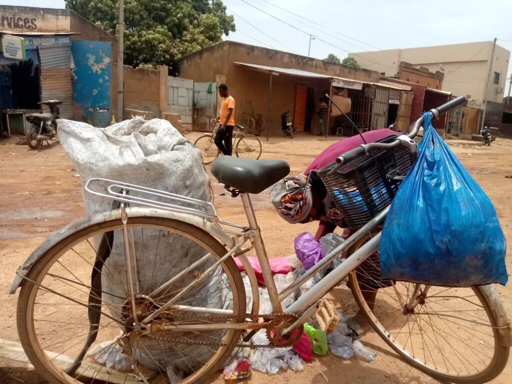 Ouagadougou: la veuve Andréa Sawadogo vit du ramassage de sachets d’eau 3