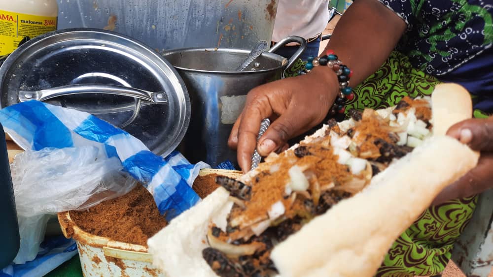 Burkina : le Chitoumou, chenille de karité, à la conquête du marché Ouagalais