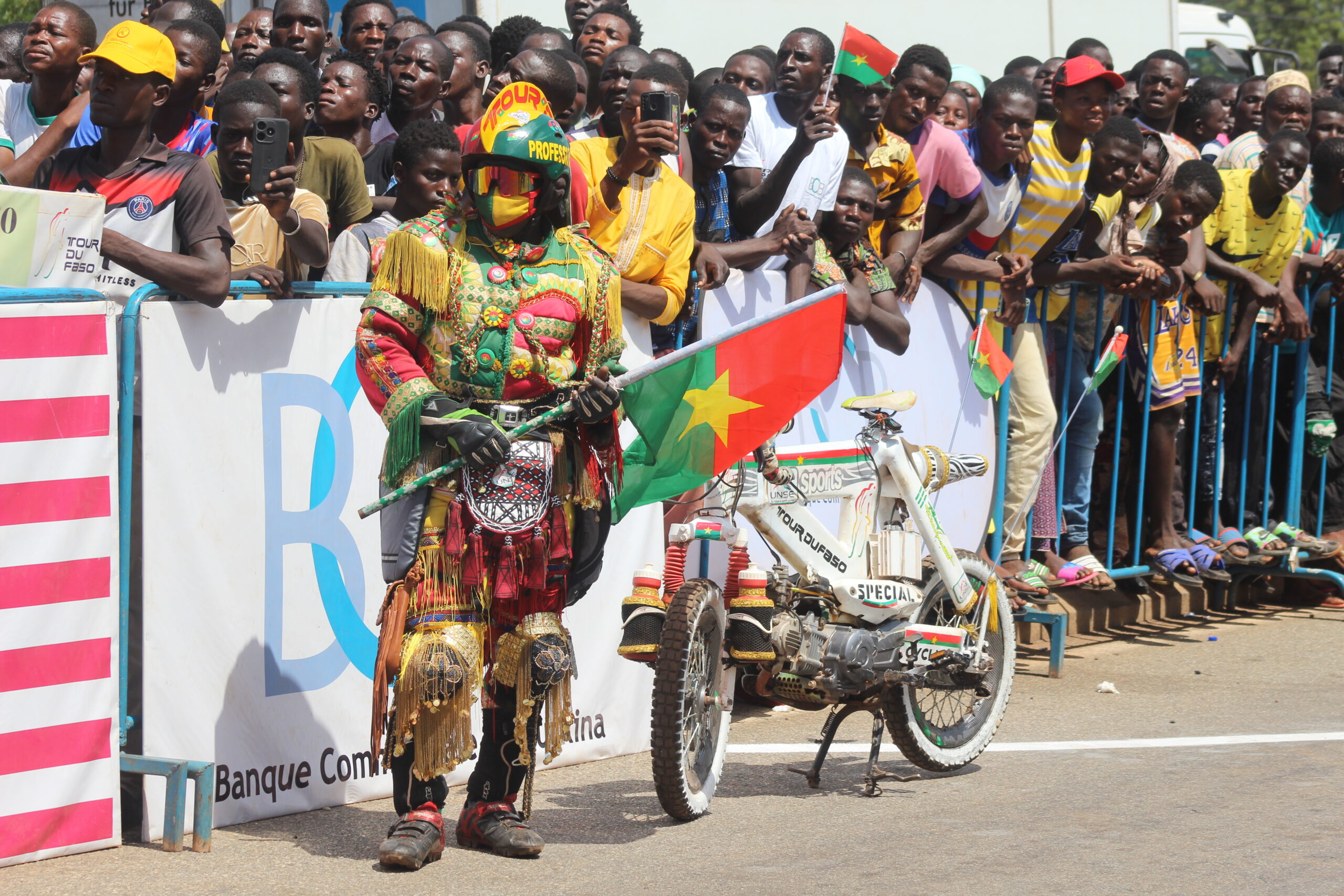 Hamado Soré, la mascotte qui fait le show au Tour du Faso