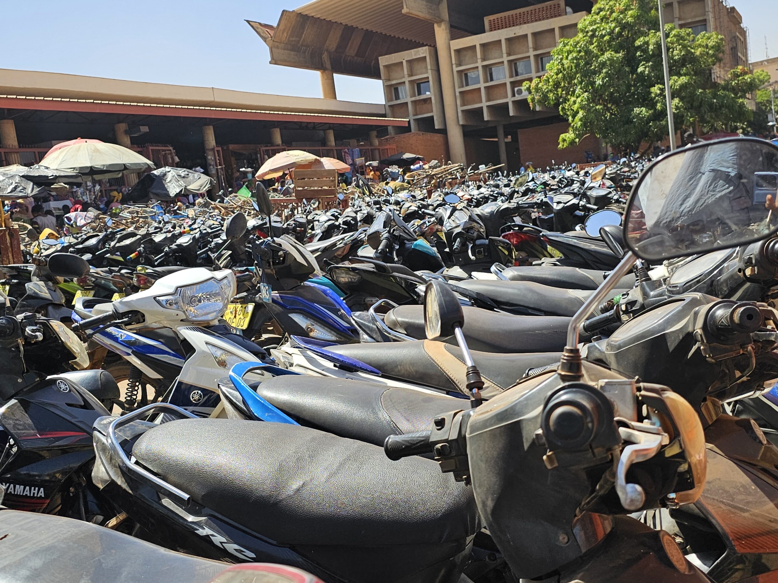 Parking à Ouagadougou : entre tarifs abusifs et parkings pirates, les usagers en colère