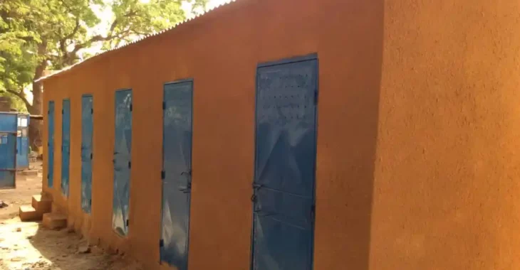 Des élèves obligés de soulager à l'air libre, faute de toilettes
