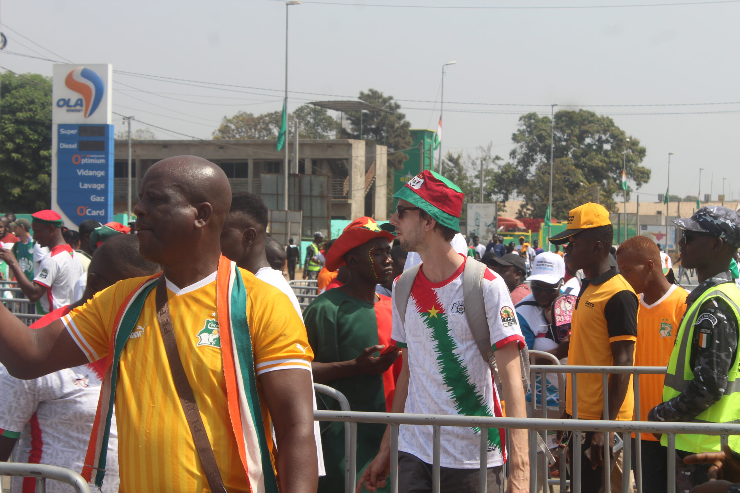 CAN 2023: Quand les supporters burkinabè enflamment le stade de la paix de Bouaké contre l’Algérie