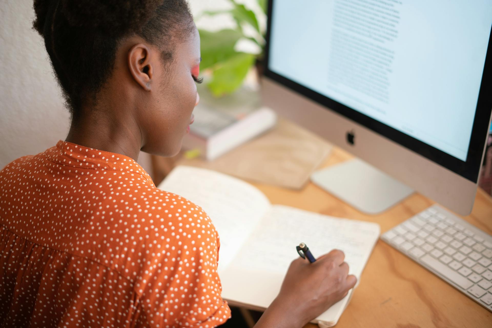 Entre le bureau et le foyer, difficile équilibre pour des femmes burkinabè