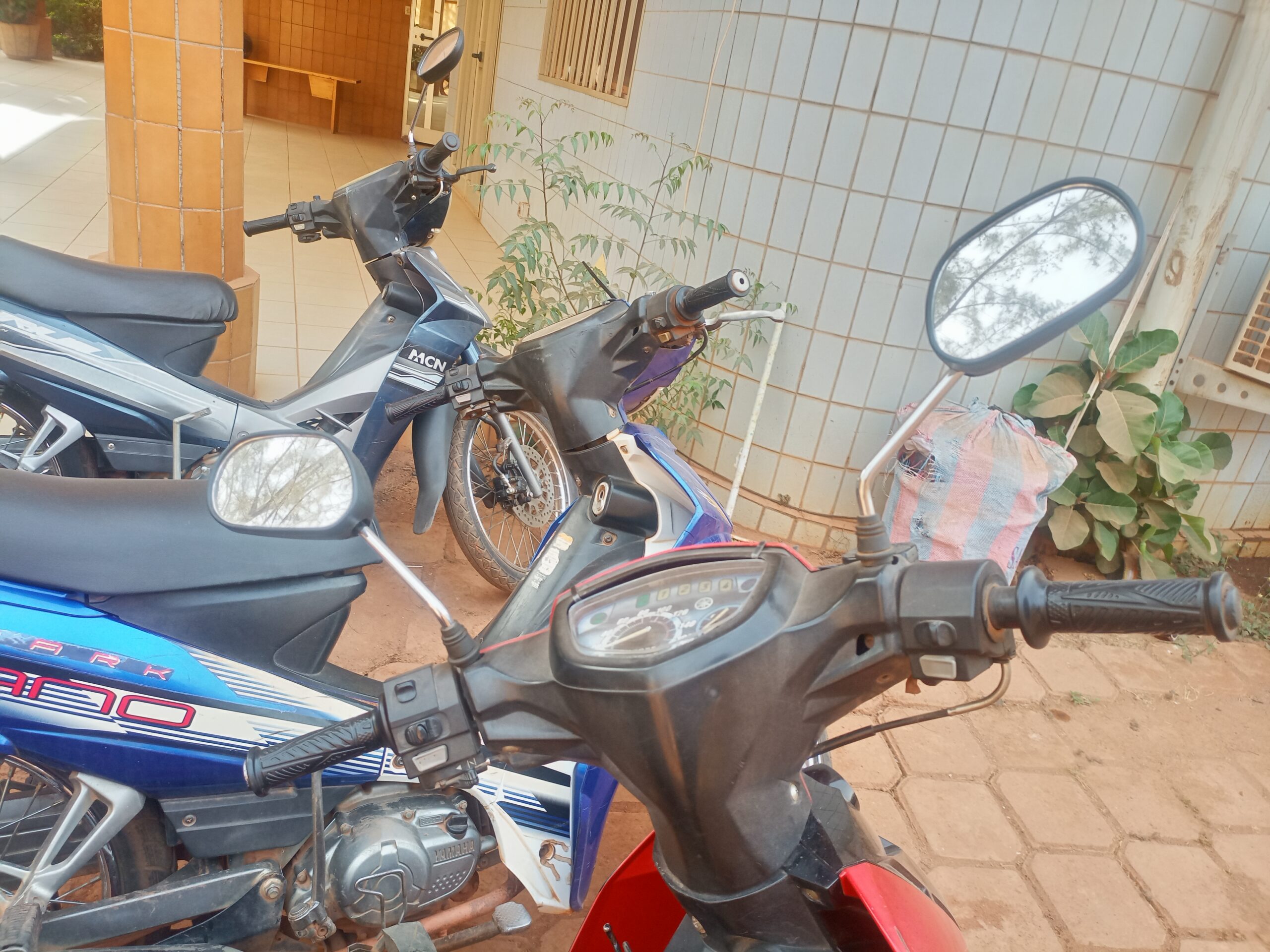 A Ouagadougou, quand le rétroviseur est perçu comme un accessoire