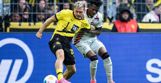 Edmond Tapsoba défendant sur un joueur du Borussia Dortmund
