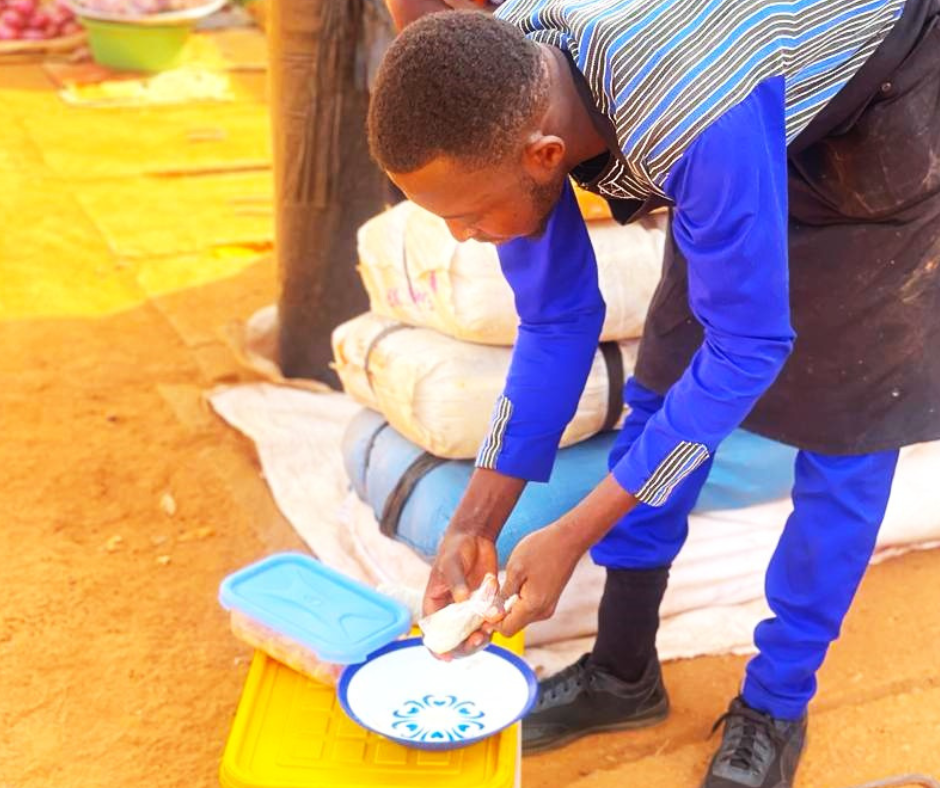 🎧Mohamed Ouédraogo, l’étudiant qui vend le donkounou sans préjugés