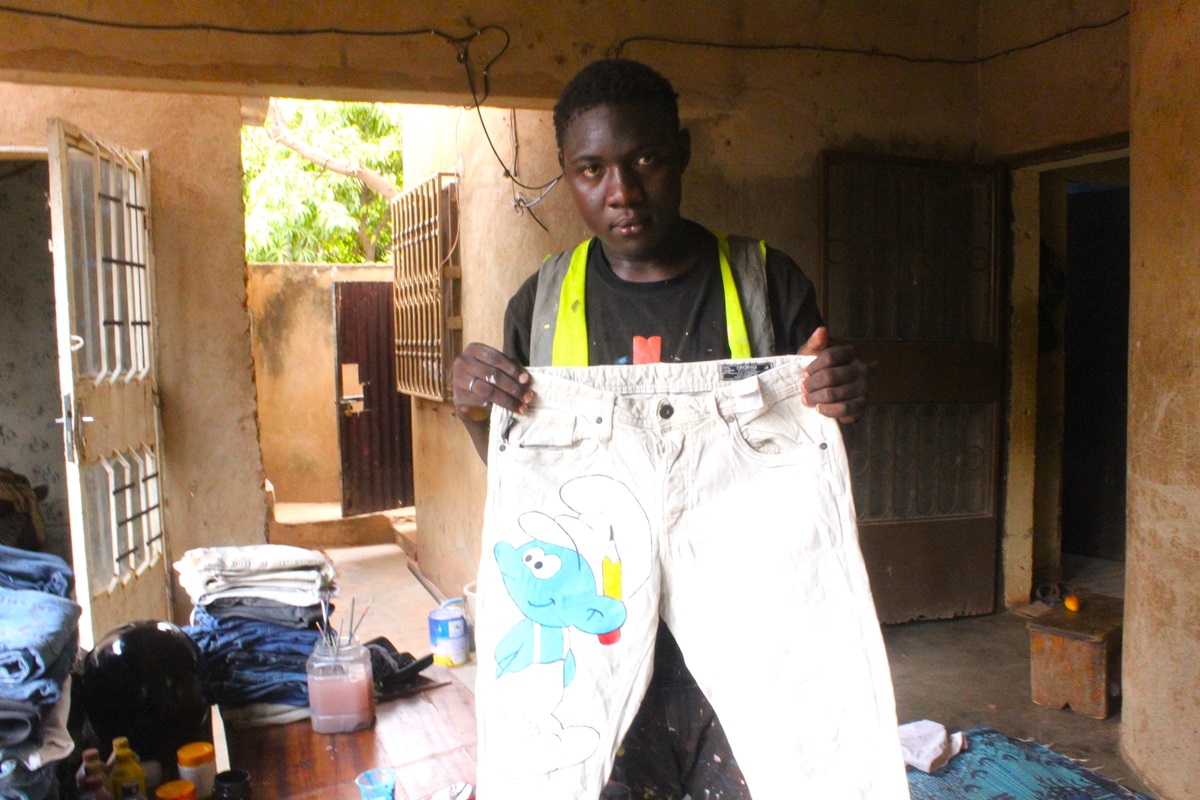 Nourridine Ouédraogo, le talent qui transforme les jeans usés en œuvre d’art