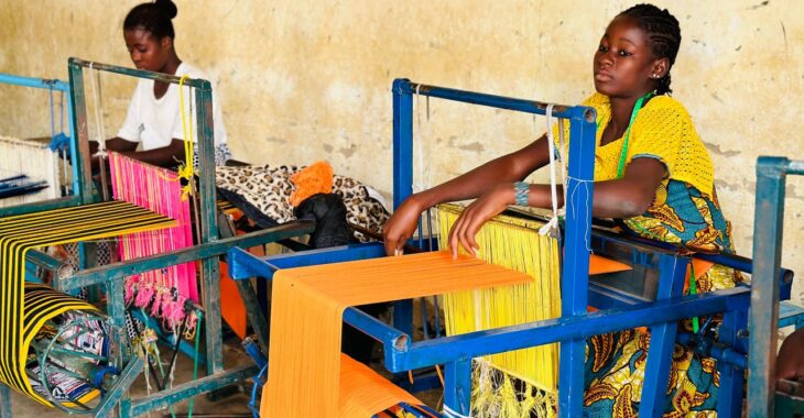 Pagne faso danfani à Koupéla: des fils d’espoir pour des jeunes filles vivant avec un handicap