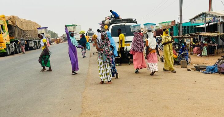 A Sapaga, ce que le carrefour apporte aux vendeurs ambulants