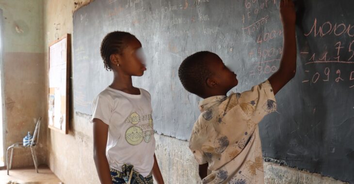 Examen scolaire: quand des élèves et enseignants avancent main dans la main