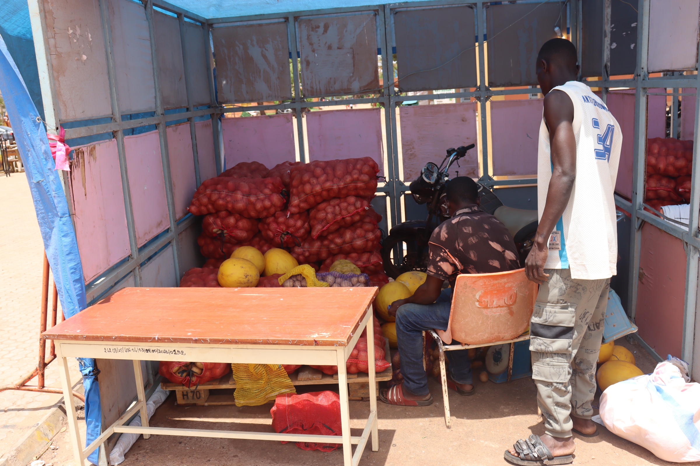 Un marché offre un circuit d’écoulement à des producteurs à Ouaga