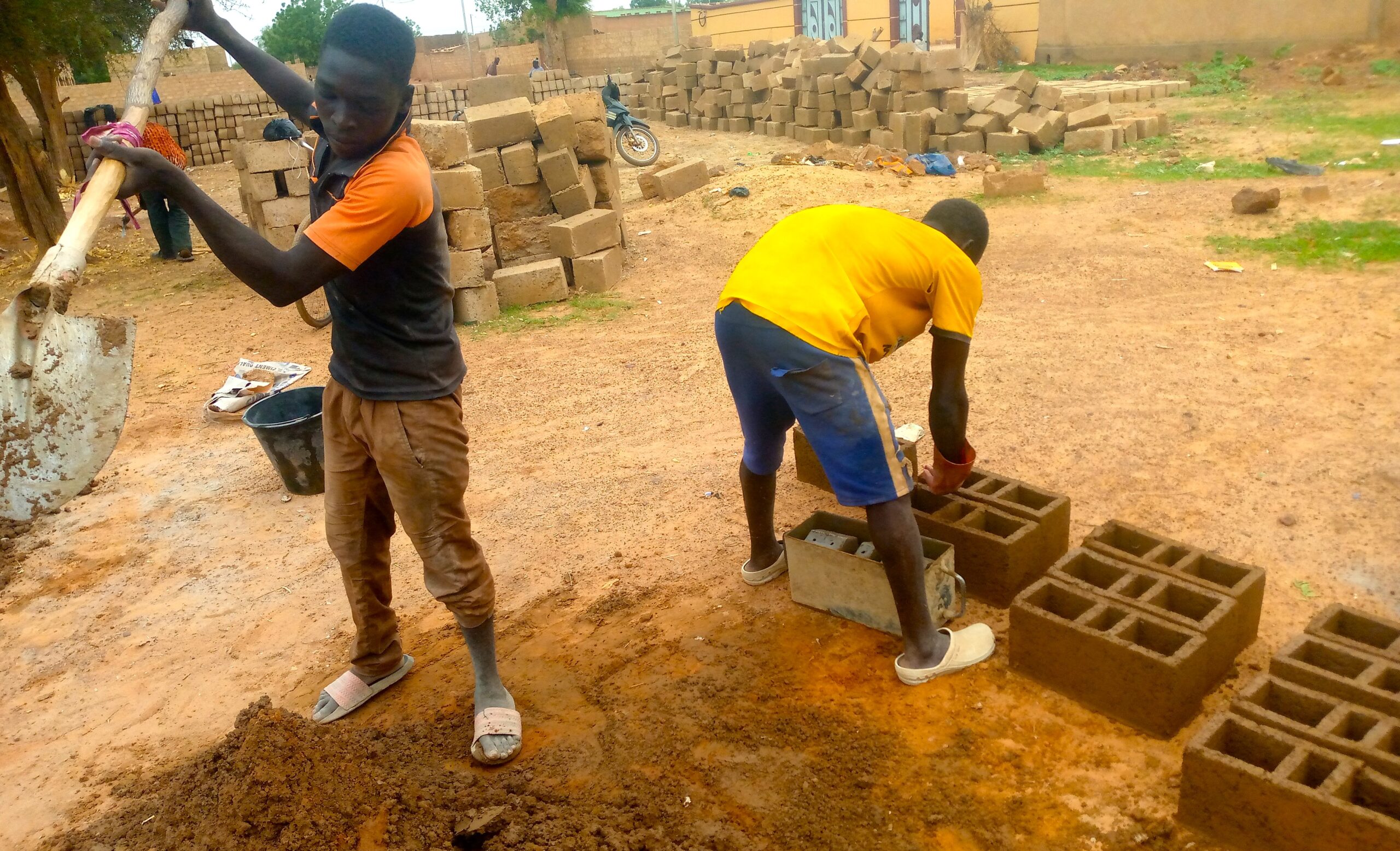 Jobs de vacances à Ouahigouya, quand des élèves préparent leur argent de poche