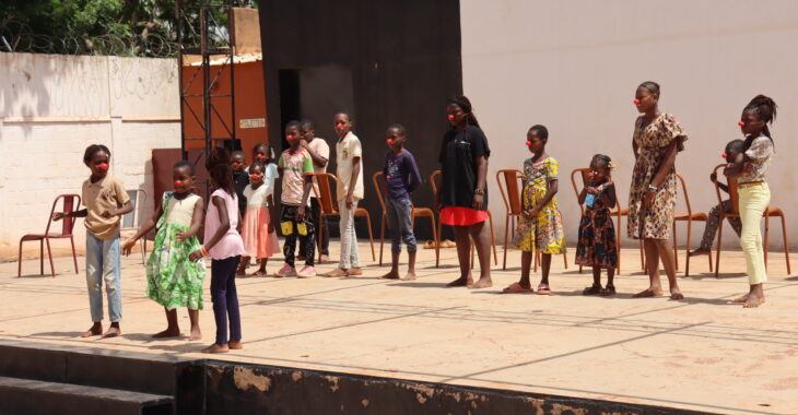 A Ouaga, ces enfants qui passent les vacances à faire le clown