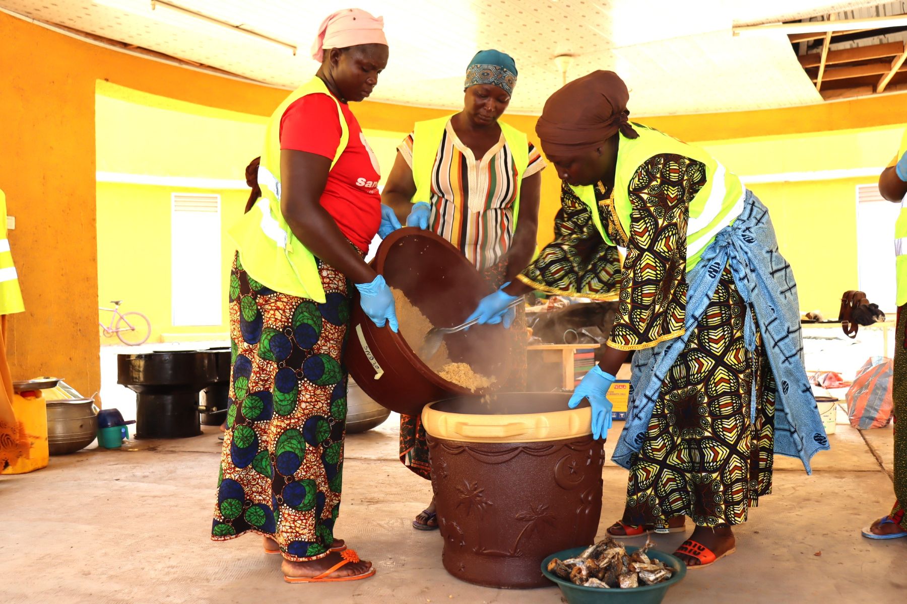 Bobo-Dioulasso, Awa Kassamba nourrit la solidarité à coups de marmites
