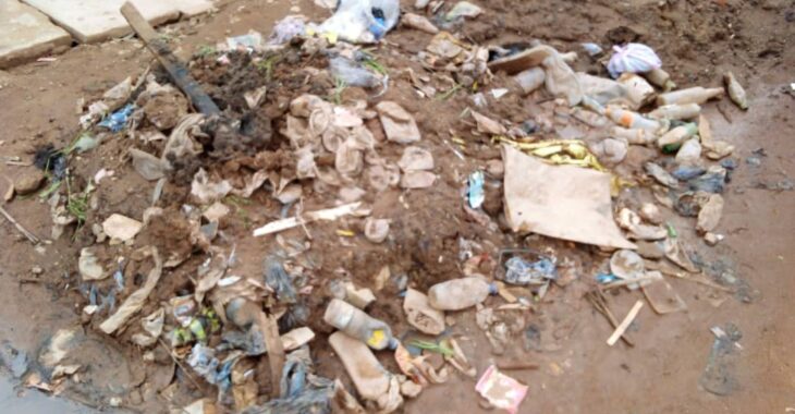 A Ouagadougou, des citoyens débouchent eux-mêmes les caniveaux dans leurs quartiers