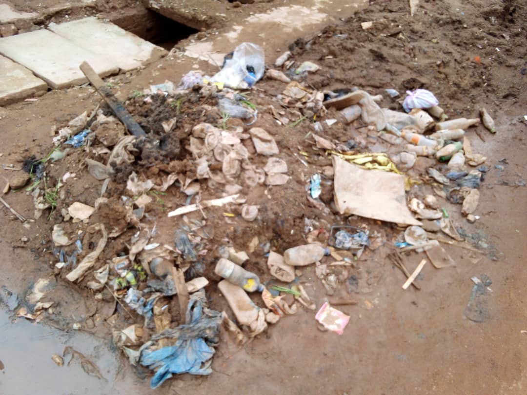 A Ouagadougou, des citoyens débouchent eux-mêmes les caniveaux dans leurs quartiers