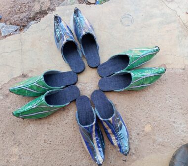 A Diébougou, un jeune homme transforme le pagne faso danfani en chaussures