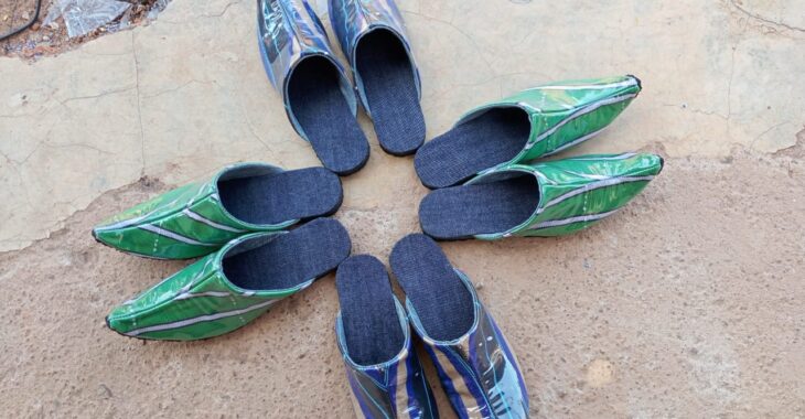 A Diébougou, un jeune homme transforme le pagne faso danfani en chaussures