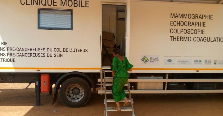 Octobre rose : une clinique mobile contre le silence du cancer du sein au Burkina Faso