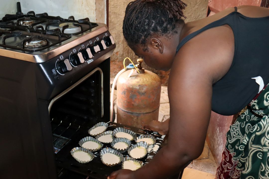 A Bobo Dioulasso, des formations en pâtisserie et en énergie solaire pour changer la vie de jeunes filles vulnérables