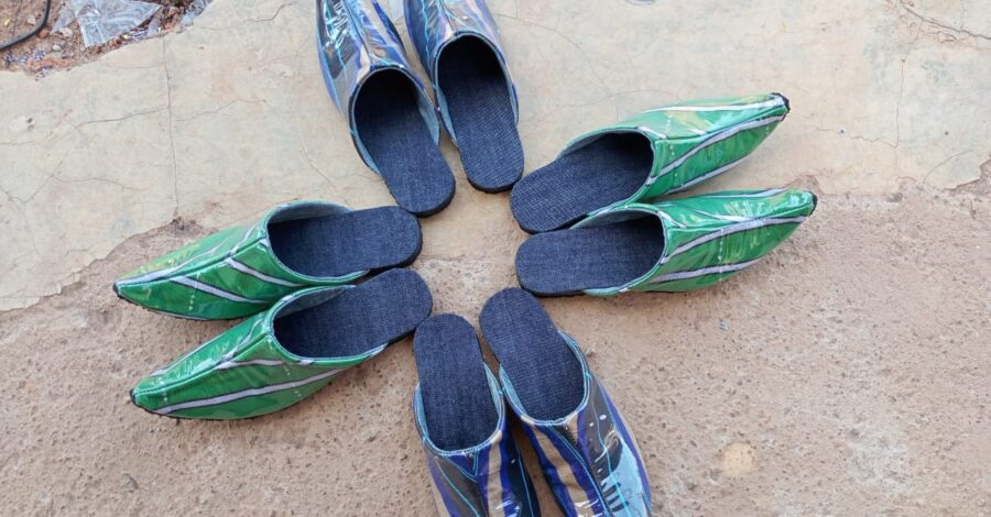 Diébougou : quand un jeune cordonnier transforme le pagne en chaussures