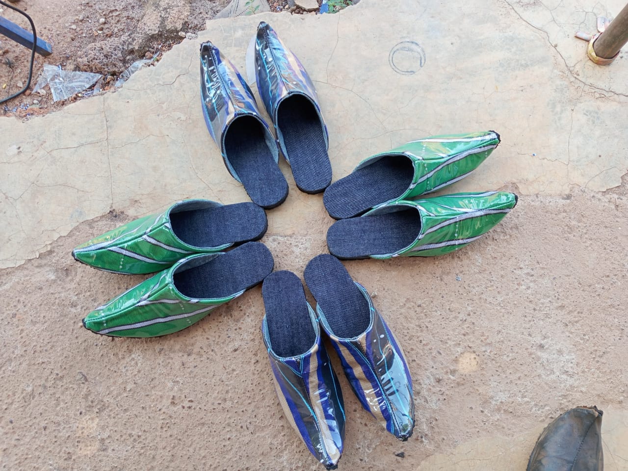 Diébougou : quand un jeune cordonnier transforme le pagne en chaussures