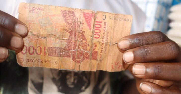 A Ouagadougou, les billets de banque usés rapportent gros