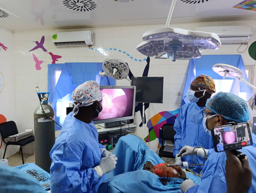 Trois heures pour changer une vie : Immersion au bloc opératoire pédiatrique du CHU Charles de Gaulle de Ouagadougou