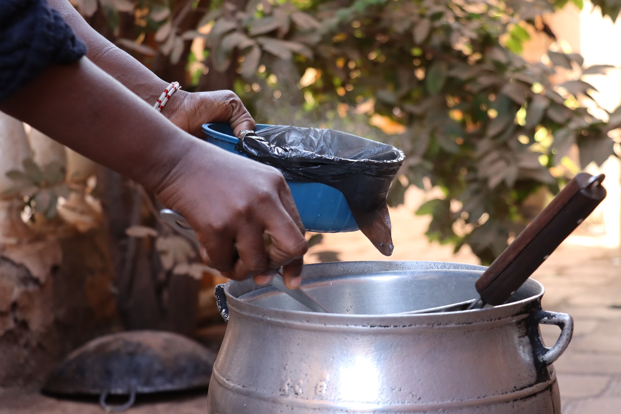 Les repas chauds dans les sachets plastiques : un risque pour la santé  