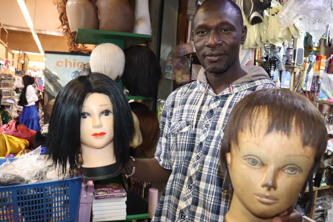 Au Burkina Faso, le choix des perruques pour se coiffer sans passer par les salons