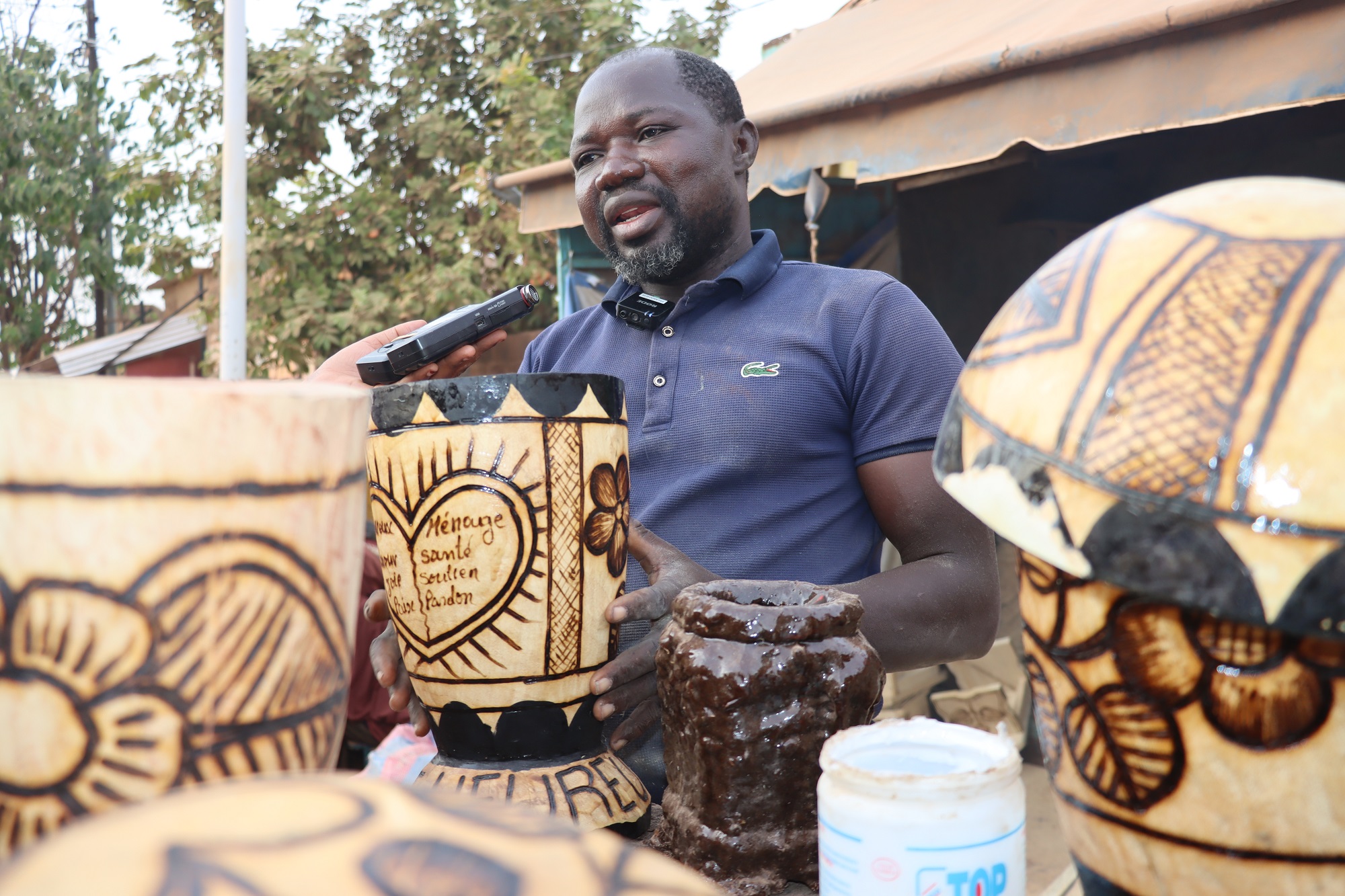 A Ouagadougou, la galerie de Elie façonne le panier de la mariée
