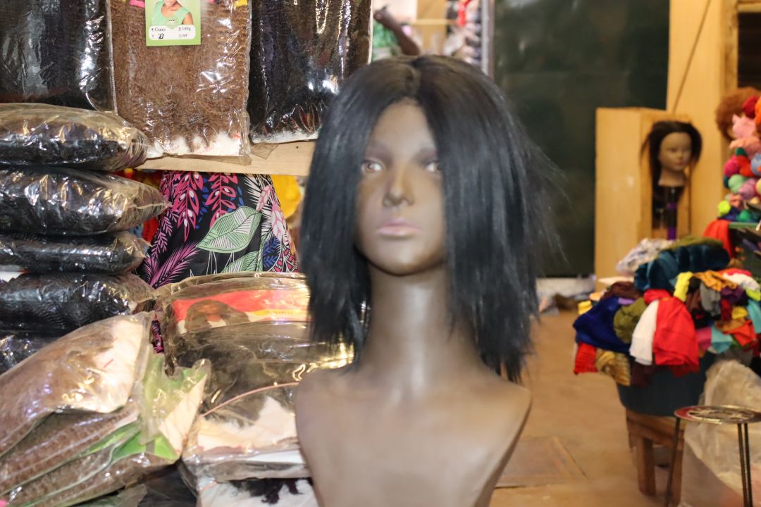 Le port fréquent de perruques et ses effets sur le cuir chevelu