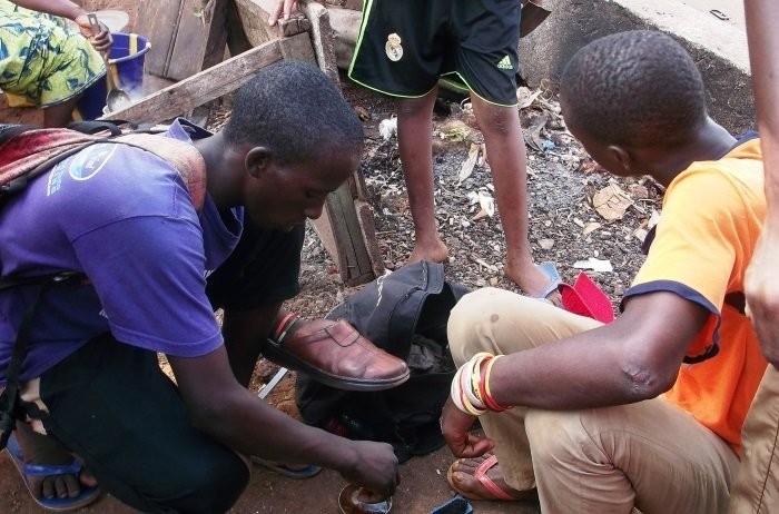 Burkina: En attendant de devenir gendarme, cirer des chaussures pour payer sa scolarité