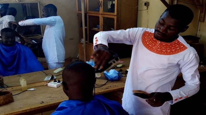 Etudiant en journée, coiffeur la nuit