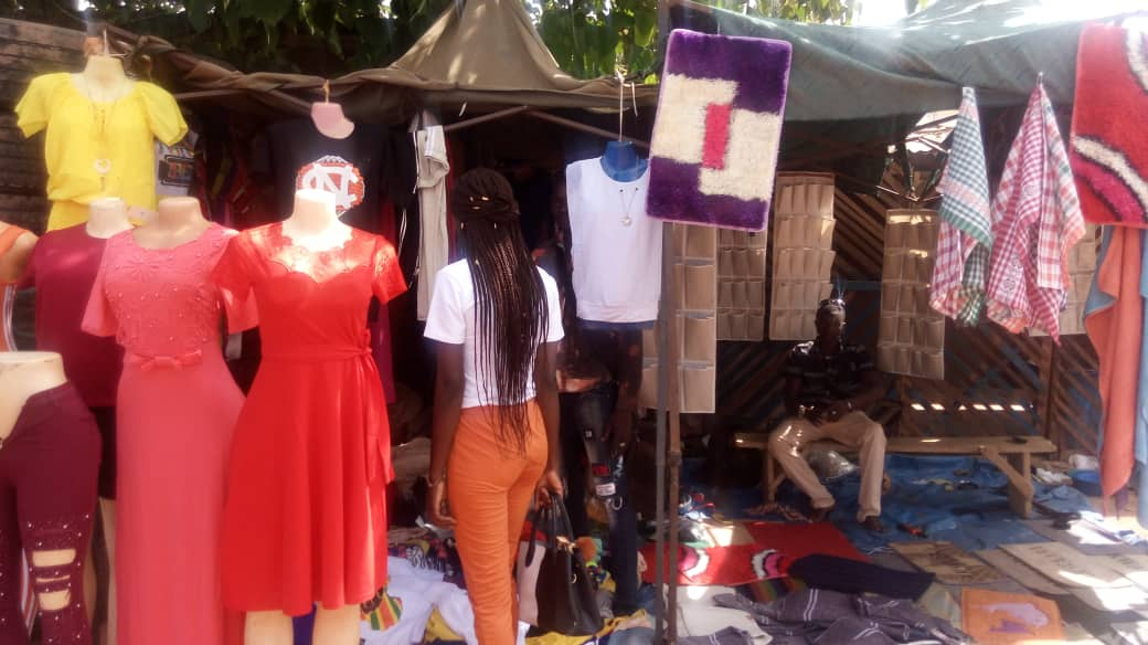 Ouagadougou : le quotidien de jeunes commerçants sans boutique fixe