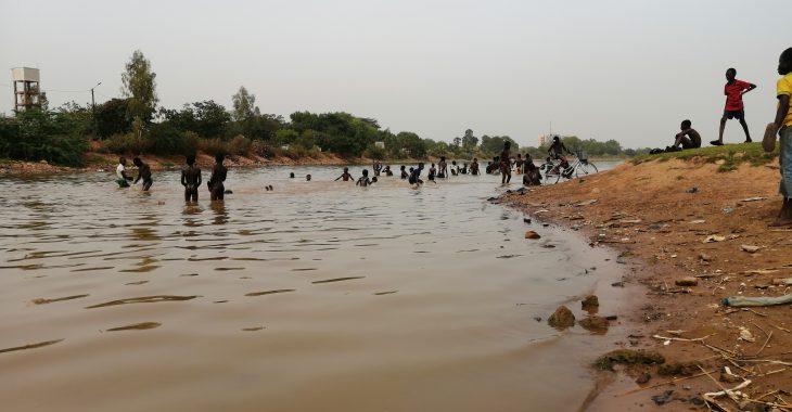 Natation au barrage de tanghin: "A la piscine c’est 1000 F, ici c’est gratuit"