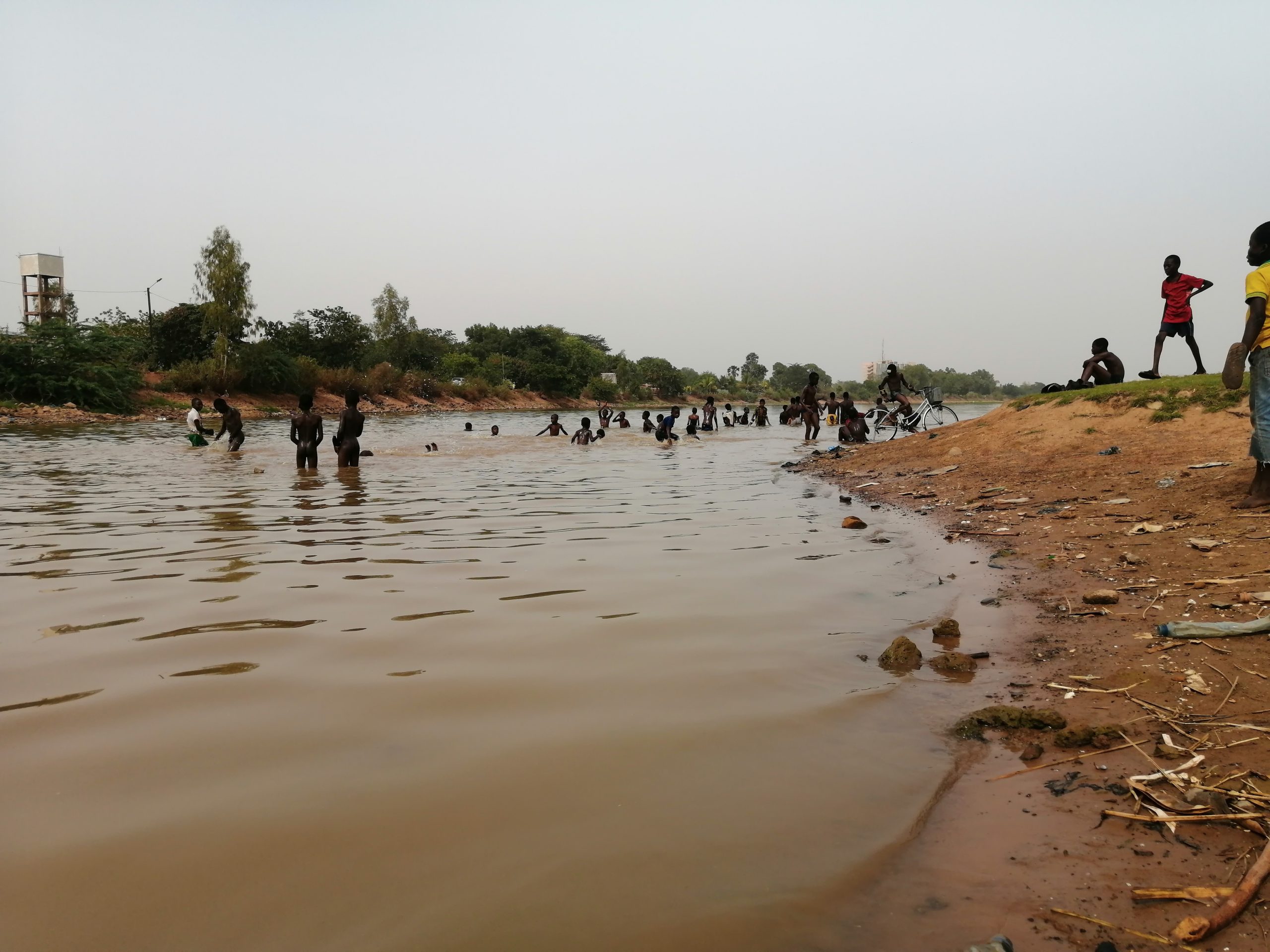 Natation au barrage de tanghin: « A la piscine c’est 1000 F, ici c’est gratuit »