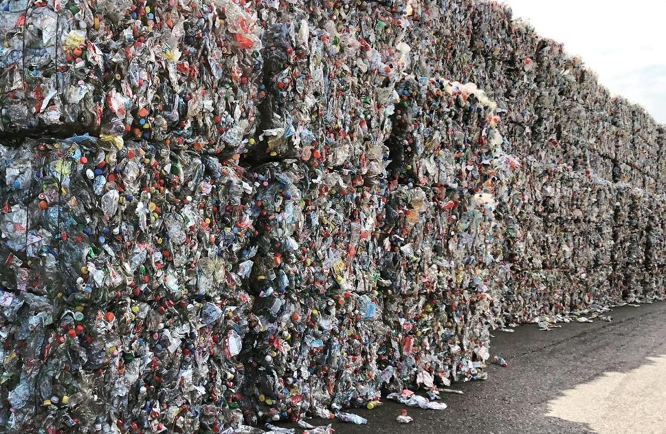 Le recyclage des bouteilles en plastiques au Burkina et en Suisse